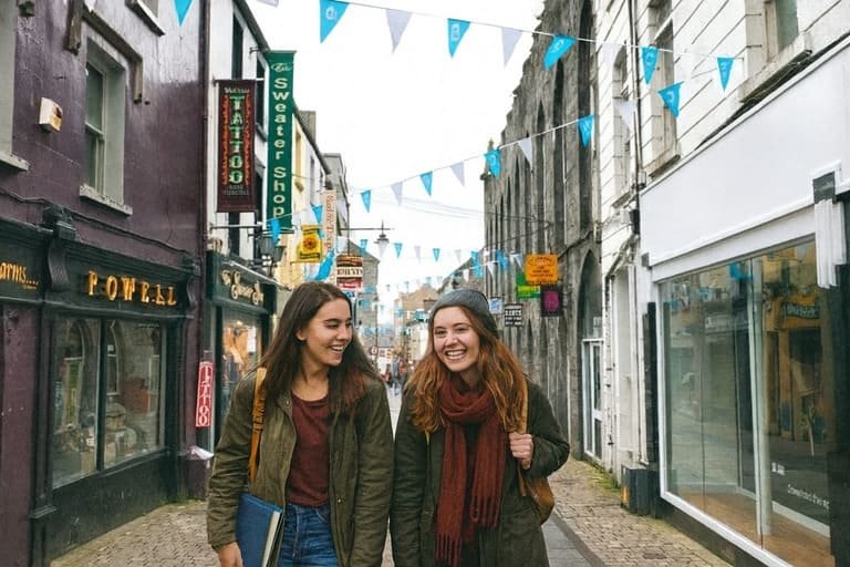 Estudiantes de intercambio en Galway, una de las mejores ciudades para estudiar inglés en Irlanda