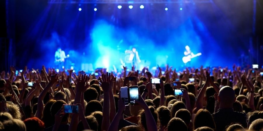 Concierto lleno de gente y con Cantantes Irlandeses en tarima