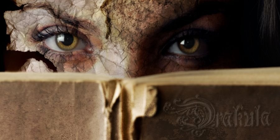 Mujer con razgos vampiricos leyendo la obra del escritor irlandés Bram Stoker