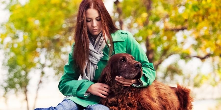 Dueña con su fiel perro