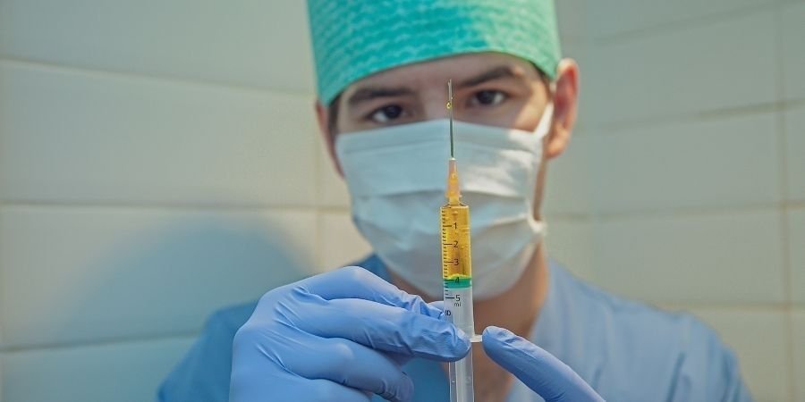 Enfermero trabajando en irlanda con jeringa en la mano