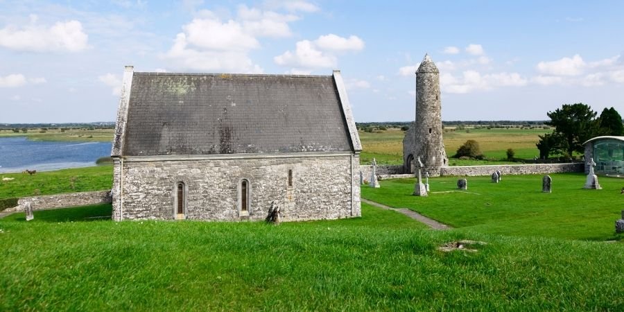 Abadía de Clonmacnoise templo Connor