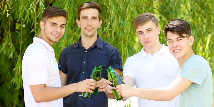 jóvenes irlandeses y cervezas