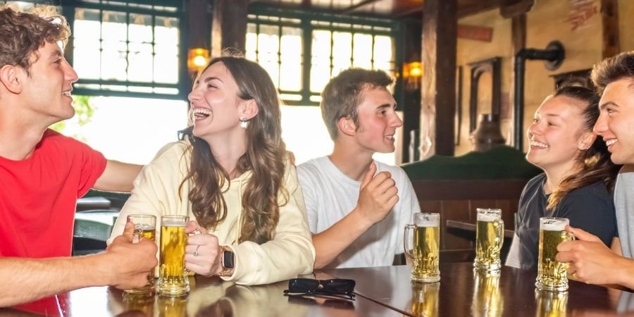 turistas en un Pubs Qué Ver en Irlanda en 10 Días