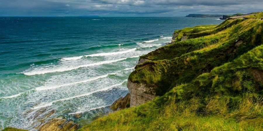 asombrosos acantilados en Que Ver en Irlanda del Norte
