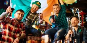 Personas disfrutando de un Pubs en Dublín