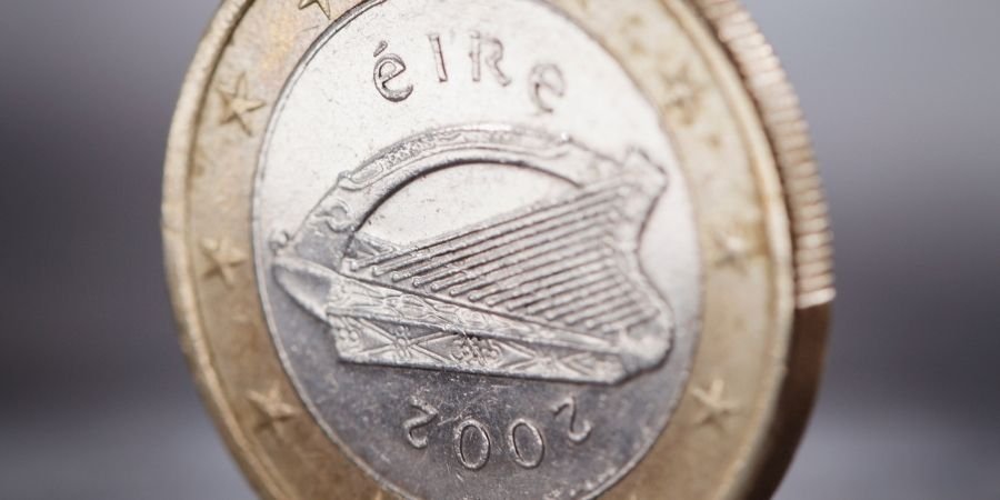 Moneda de Irlanda con el Arpa Inscrita Irlanda Nombre