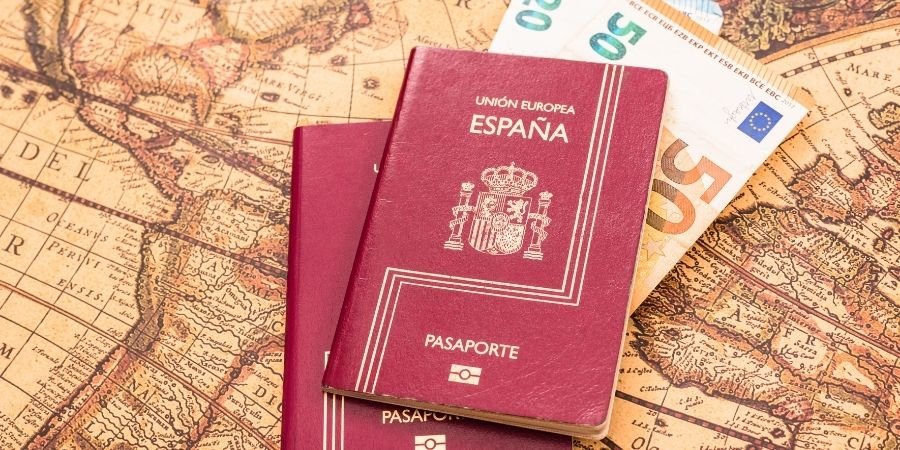 Euros y pasaportes españoles