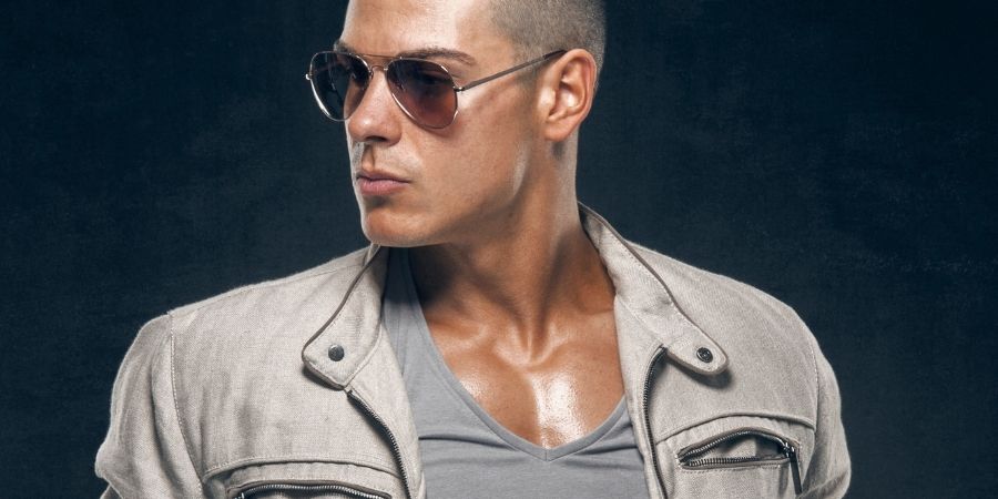 hombre con lentes