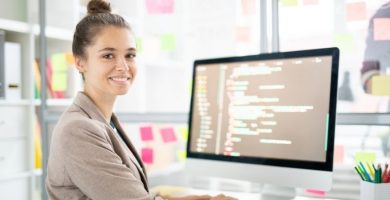 programadores en Irlanda El Idioma requerido para profesionales para la Ciencias de la Computación y Tecnología de la Información ChatGPT El idioma requerido para profesionales en el campo de Ciencias de la Computación y Tecnología de la Información en Irlanda es el inglés. El inglés es el idioma principal utilizado en los entornos laborales y empresariales en Irlanda, especialmente en la industria tecnológica. Los profesionales en Ciencias de la Computación y Tecnología de la Información deben tener una sólida habilidad en el inglés, tanto en la comprensión oral como en la comunicación escrita. Esto es esencial para interactuar con colegas, clientes y colaboradores en proyectos internacionales, así como para comprender y seguir instrucciones, leer documentación técnica y comunicarse de manera efectiva en el lugar de trabajo. Si bien no existe un requisito de certificación de idioma específico para obtener una visa de Critical Skills en Irlanda, contar con una certificación reconocida, como el IELTS o el TOEFL, puede ser beneficioso para demostrar tu dominio del inglés y mejorar tus perspectivas de empleo. Además, es posible que durante el proceso de selección y entrevistas laborales en Irlanda, se evalúe el nivel de inglés de los candidatos, ya que una buena competencia en el idioma es considerada una ventaja para el éxito en el campo de la Ciencias de la Computación y Tecnología de la Información. Por lo tanto, se recomienda a los profesionales en este campo que dediquen tiempo y esfuerzo a mejorar su fluidez en inglés, ya sea a través de cursos de idiomas, práctica autodidacta, interacción con hablantes nativos o participación en programas de inmersión lingüística. Esto les permitirá desenvolverse de manera efectiva en el entorno laboral y aprovechar al máximo las oportunidades en Irlanda.