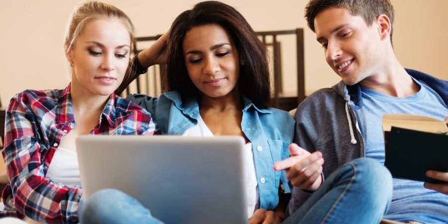 jóvenes estudiando para el Examen IELTS