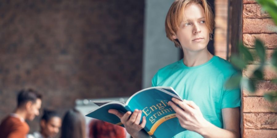 Escuelas de Inglés en Irlanda estudiante con libro