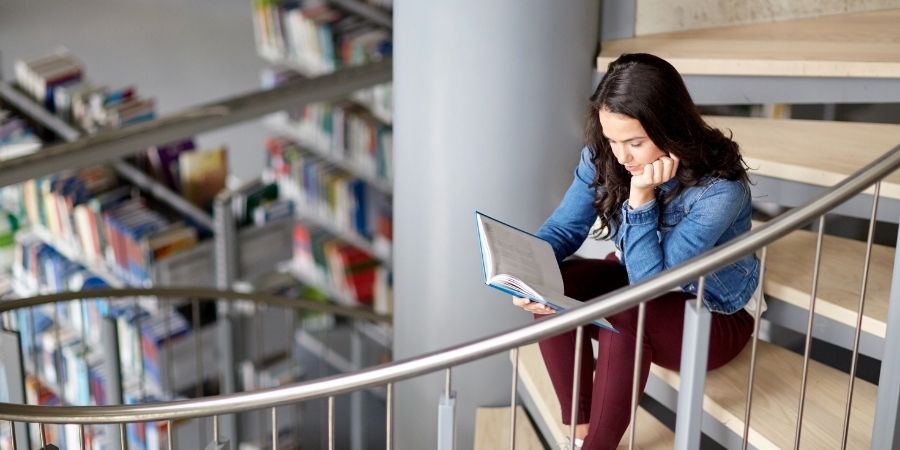chica estudiando para exámenes de ingles académico Irlanda