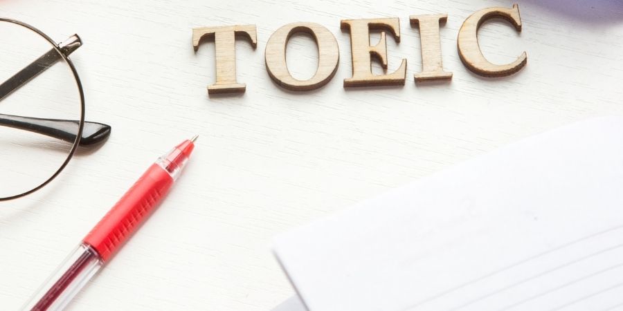 Letras Toeic sobre una mesa con una hoja de examen